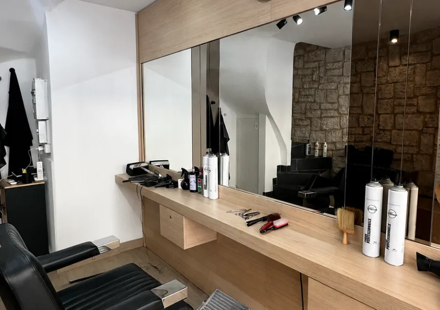 Fauteuil et miroir du salon Yves Coiffure à Marseille